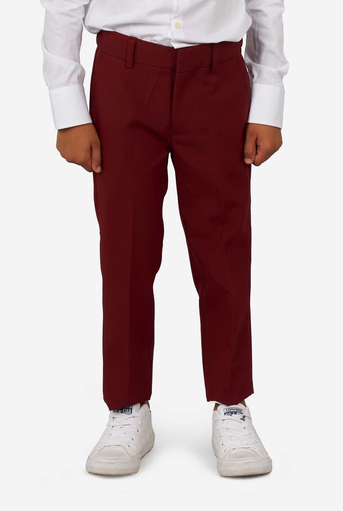 Kid wearing a burgundy red suit for boys, pants close up