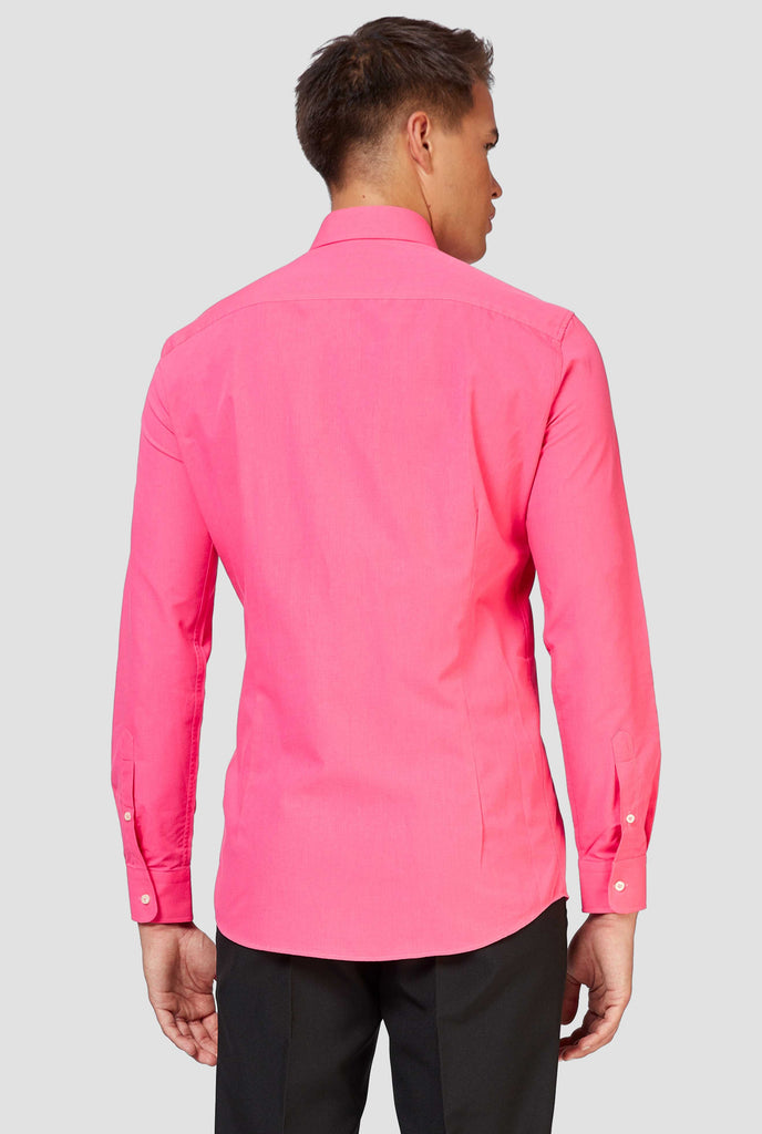 Man wearing pink dress shirt, view from the back