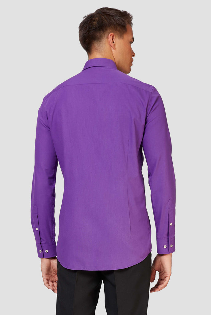 Man wearing purple dress shirt, view from the back