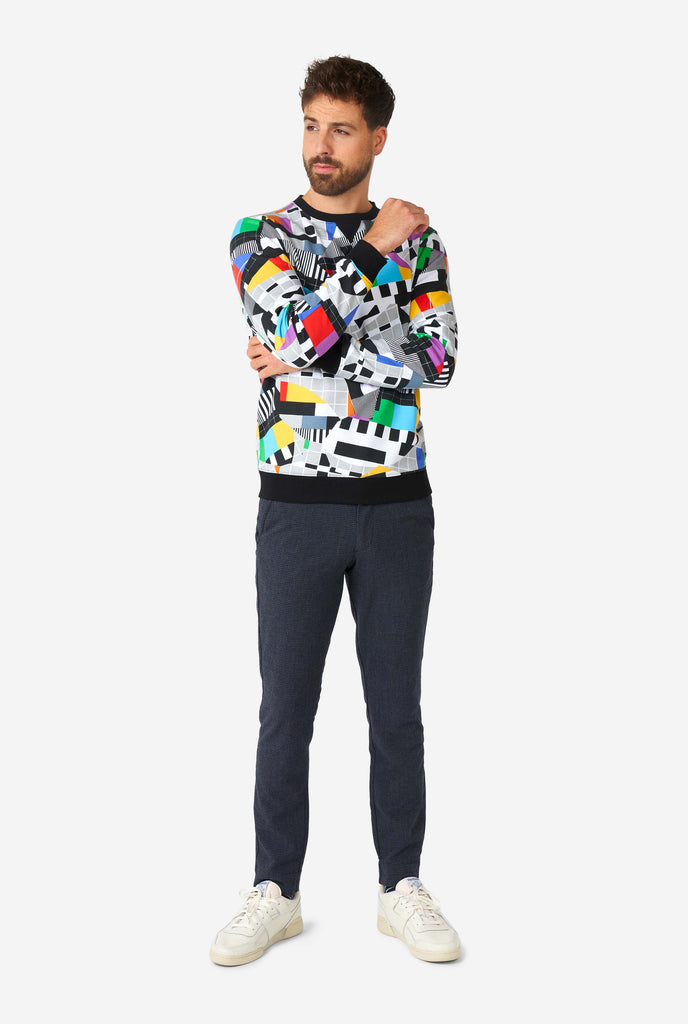 Man wearing retro TV-testscreen multi-color sweater