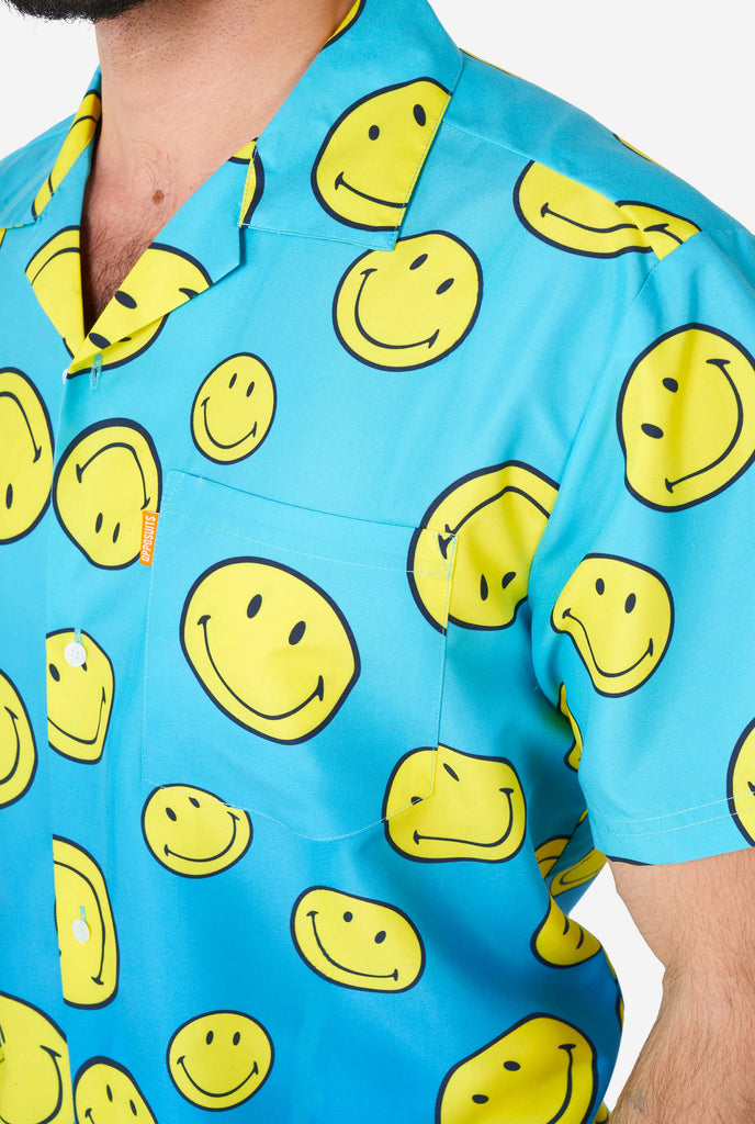 Man wearing blue summer set, consisting of shorts and shirt, with Smiley print, shirt close up